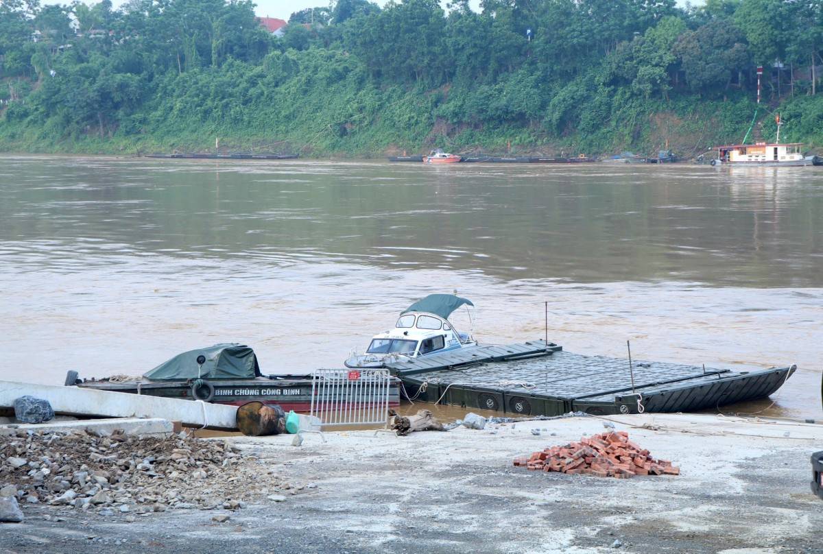 Lưu tốc sông Hồng cao, cầu phao Phong Châu chưa thể nối lại