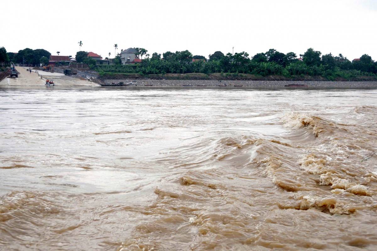 Lưu tốc sông Hồng cao, cầu phao Phong Châu chưa thể nối lại