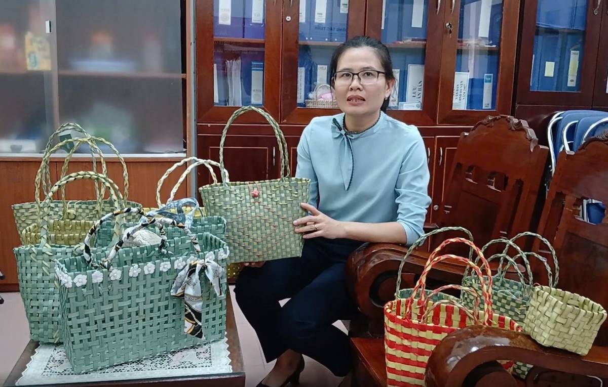 Côn Đảo sáng tạo túi tái chế từ rác: Đẹp, độc, xanh Côn Đảo sáng tạo túi tái chế từ rác: Đẹp, độc, xanh