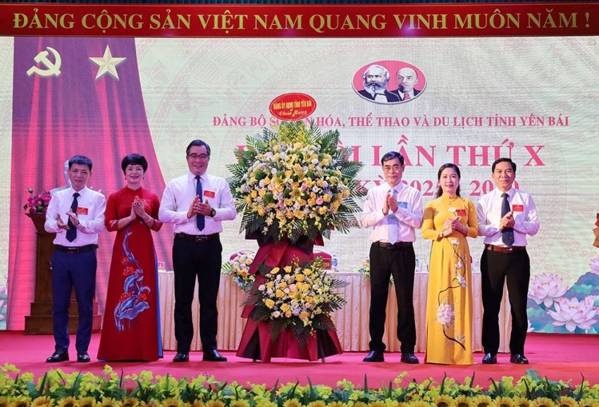 Đồng chí Đỗ Quang Minh - Phó Bí thư Chuyên trách Đảng ủy UBND tỉnh tặng hoa chúc mừng Đại hội Đại hội Đảng bộ Sở Văn hóa, Thể thao và Du lịch Yên Bái lần thứ X: Khơi nguồn sức mạnh – Định hướng tương lai