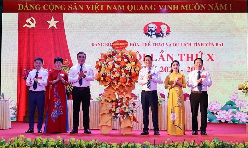 Lãnh đạo Sở Văn hóa, Thể thao va Du lịch tỉnh Lào Cai tặng hoa chúc mừng Đại hội Đại hội Đảng bộ Sở Văn hóa, Thể thao và Du lịch Yên Bái lần thứ X: Khơi nguồn sức mạnh – Định hướng tương lai