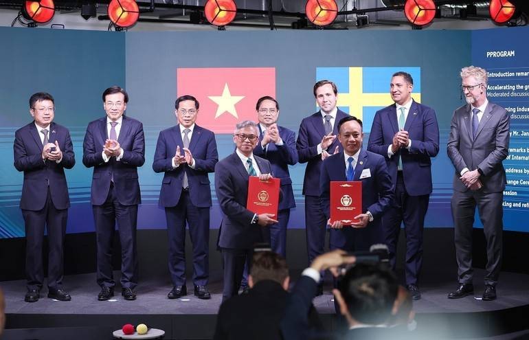 Thủ tướng Phạm Minh Chính chứng kiến trao thỏa thuận hợp tác giữa doanh nghiệp Việt Nam-Thụy Điển. (Ảnh: TTXVN)