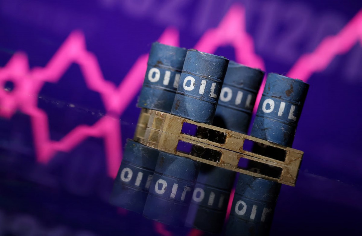 Giá dầu bật tăng hơn 11% khi căng thẳng Trung Đông leo thang