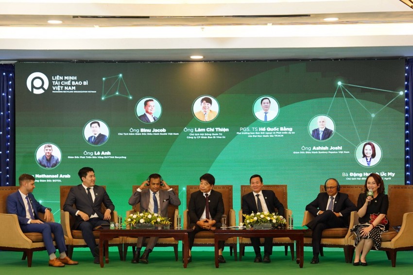 Bà Ức My, Chủ tịch HĐQT AgriS điều phối phiên thảo luận bàn tròn Hội nghị cùng các lãnh đạo cấp cao các tập đoàn trong Liên Minh và ĐH Quốc gia TP.HCM, tập trung vào tam giác 3 Nhà