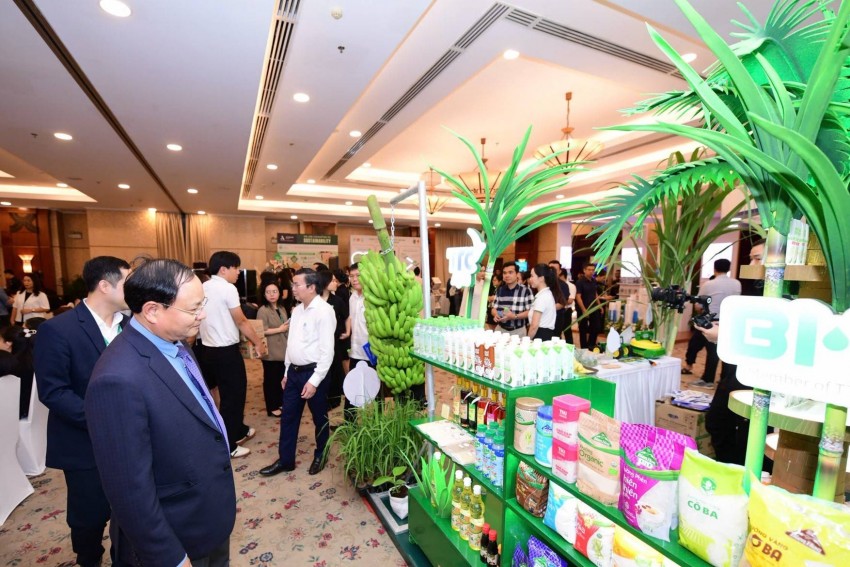 Ông Lê Minh Ngân - thứ trưởng Bộ Nông nghiệp và Môi trường tìm hiểu các sản phẩm nông nghiệp tuần hoàn tại gian hàng của AgriS.