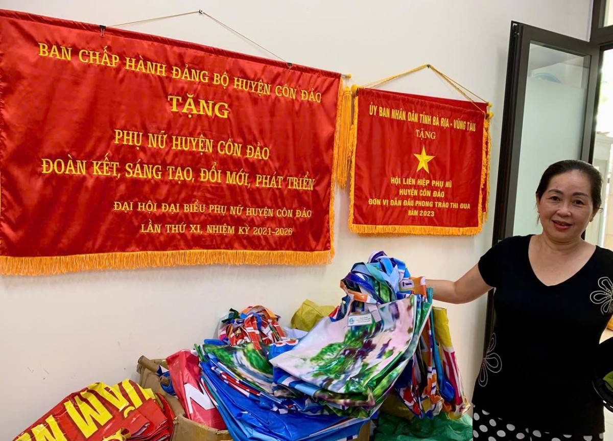 Côn Đảo sáng tạo túi tái chế từ rác: Đẹp, độc, xanh Côn Đảo sáng tạo túi tái chế từ rác: Đẹp, độc, xanh