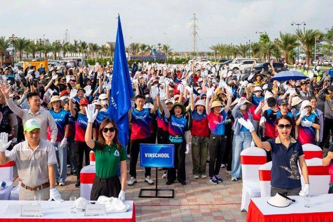 Tại Hải Phòng - nơi có lực lượng quy mô nhất trong chiến dịch tại miền Bắc, đã quy tụ gần 1.000 cán bộ nhân viên các công ty thuộc tập đoàn Vingroup và tình nguyện viên tham gia chung tay thu gom rác ven cửa sông trên đảo Vũ Yên.