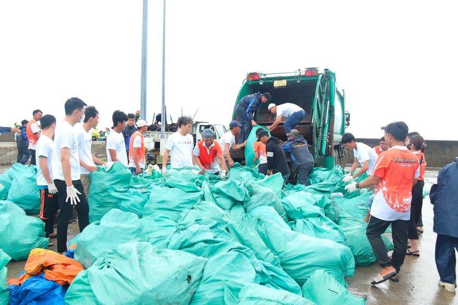 Hàng trăm bao rác được nhanh chóng tập kết và chuyển lên xe tải sau buổi ra quân, cho thấy hiệu quả thiết thực của chiến dịch và tinh thần hành động vì môi trường của cộng đồng địa phương.