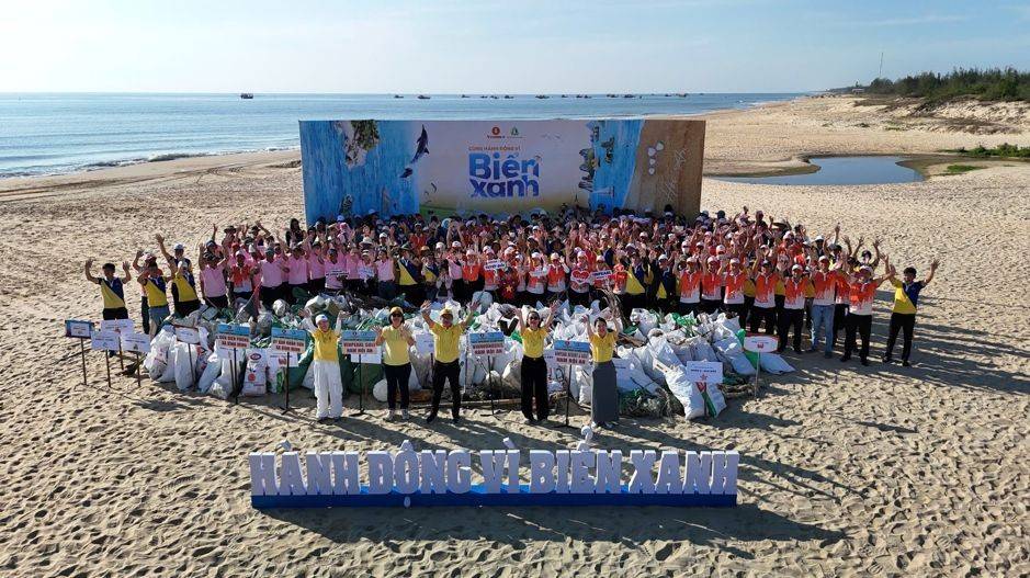 Đội hình ra quân ở Quảng Nam sau khi đã hoàn thành chiến dịch dọn rác. “Chiến dịch hôm nay chỉ là điểm khởi đầu, và từ các địa phương sẽ lan tỏa một tinh thần: sống hài hòa với biển, phát triển từ biển – nhưng không đánh đổi tương lai biển. Đó cũng chính là cách chúng ta cùng hiện thực hóa tầm nhìn của Đảng và Chính phủ về phát triển kinh tế biển 