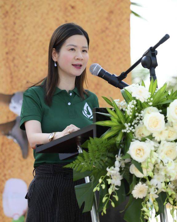 Chia sẻ về ý nghĩa chiến dịch, TS. Lê Thái Hà – Giám đốc Điều hành Quỹ Vì tương lai xanh, cho biết: “Rác thải nhựa không còn là vấn đề môi trường đơn lẻ, mà là thách thức phát triển bền vững toàn cầu. Với chiến dịch “Cùng hành động vì biển xanh”, chúng tôi kỳ vọng tạo ra tác động thực chất, không chỉ bằng hành động làm sạch các bờ biển mà còn bằng sự thay đổi nhận thức – để mỗi cá nhân thấy rõ vai trò của mình trong việc bảo vệ tài nguyên biển. Đây là một bước đi cụ thể trong hành trình dài hạn mà chúng tôi cam kết vì một tương lai xanh cho Việt Nam”.