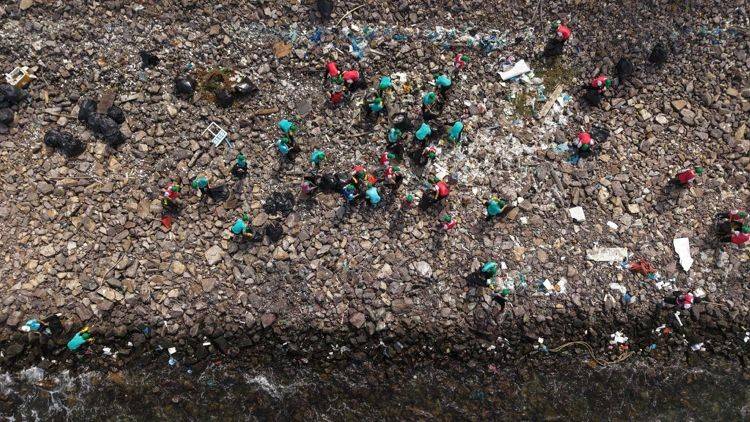 Cán bộ nhân viên Vingroup chung tay dọn rác tại khu vực ghềnh đá giữa Bến tàu khu du lịch Vĩnh Trường và Khu đô thị An Viên