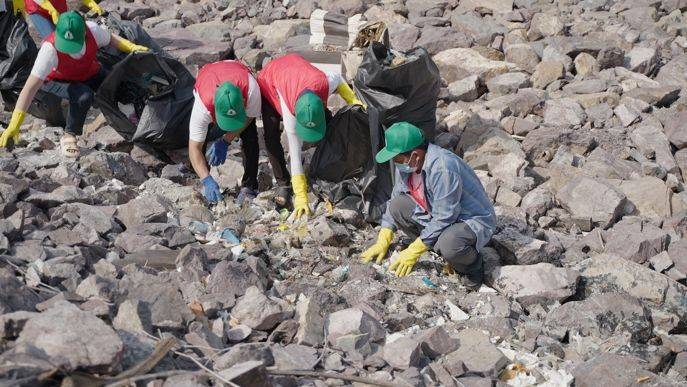 Dù địa hình gồ ghề và nắng sớm gay gắt, các thành viên vẫn nhiệt tình thu gom từng mảnh rác, túi nilon, chai nhựa mắc kẹt trong các khe đá. Hoạt động không chỉ góp phần làm sạch cảnh quan khu vực ven biển mà còn lan tỏa mạnh mẽ tinh thần trách nhiệm, hành động vì môi trường xanh – sạch – đẹp tại thành phố du lịch biển.