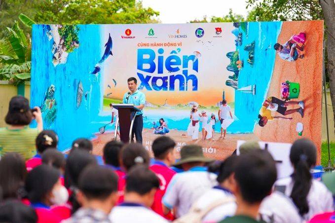 Tại đầu cầu ở huyện Cần Giờ, TP.HCM, ông Vũ Minh Lý - Phó Giám đốc Trung tâm Truyền thông Tài nguyên và Môi trường thuộc Bộ Nông nghiệp và Môi trường, bày tỏ sự phấn khởi khi tham gia Lễ phát động tại huyện Cần Giờ, thành phố Hồ Chí Minh. Ông nhấn mạnh ý nghĩa thiết thực của chiến dịch trong việc lan tỏa thông điệp bảo vệ môi trường biển và kêu gọi sự tham gia rộng rãi của cộng đồng, đặc biệt tại các khu vực ven biển trọng yếu như Cần Giờ.