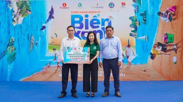 Dịp này, Quỹ vì tương lai xanh trao tặng 410 thùng rác cho xã đảo Thạnh An để thực hiện mô hình “Đưa rác thải sinh hoạt, rác thải nhựa của ngư dân trên biển vào bờ”, góp phần nâng cao ý thức và trách nhiệm của ngư dân trong việc quản lý và xử lý rác thải trên biển, bảo vệ nguồn lợi thủy sản và môi trường biển xanh – sạch – đẹp.