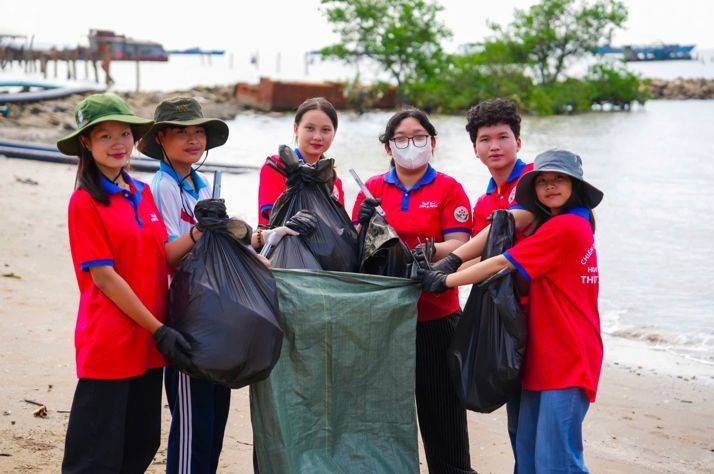 Các tình nguyện viên hăng say hành động bảo vệ sự xanh - sạch - đẹp cho bờ biển Cần Giờ