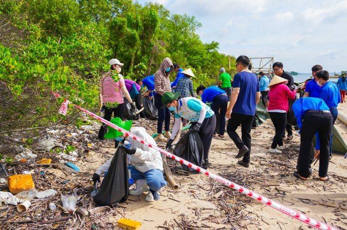 Cán bộ nhân viên Tập đoàn Vingroup cùng các tình nguyện viên đã cùng nhau xắn tay áo, đi dọc bờ cát nhặt rác, làm sạch bãi biển thị trấn Cần Thạnh.