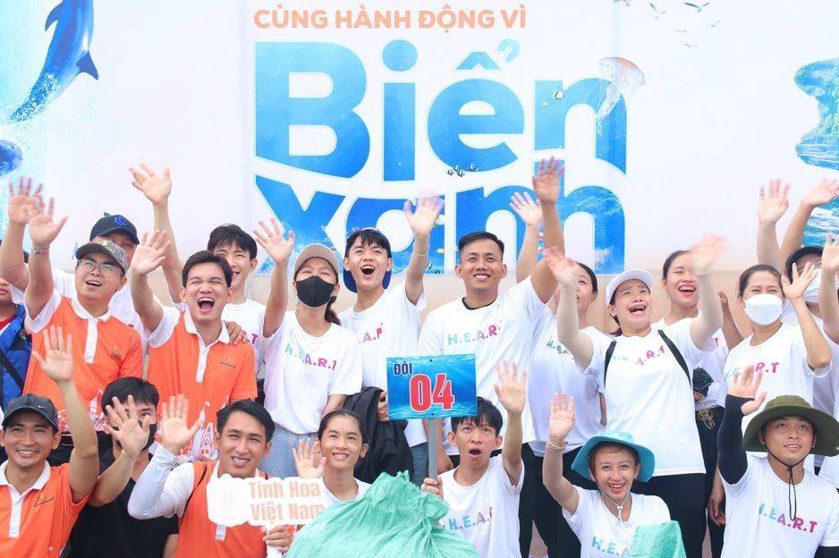 Gần 10.000 người vingroup và tình nguyện viên ra quân làm sạch bờ biển tại 28 tỉnh, thành phố