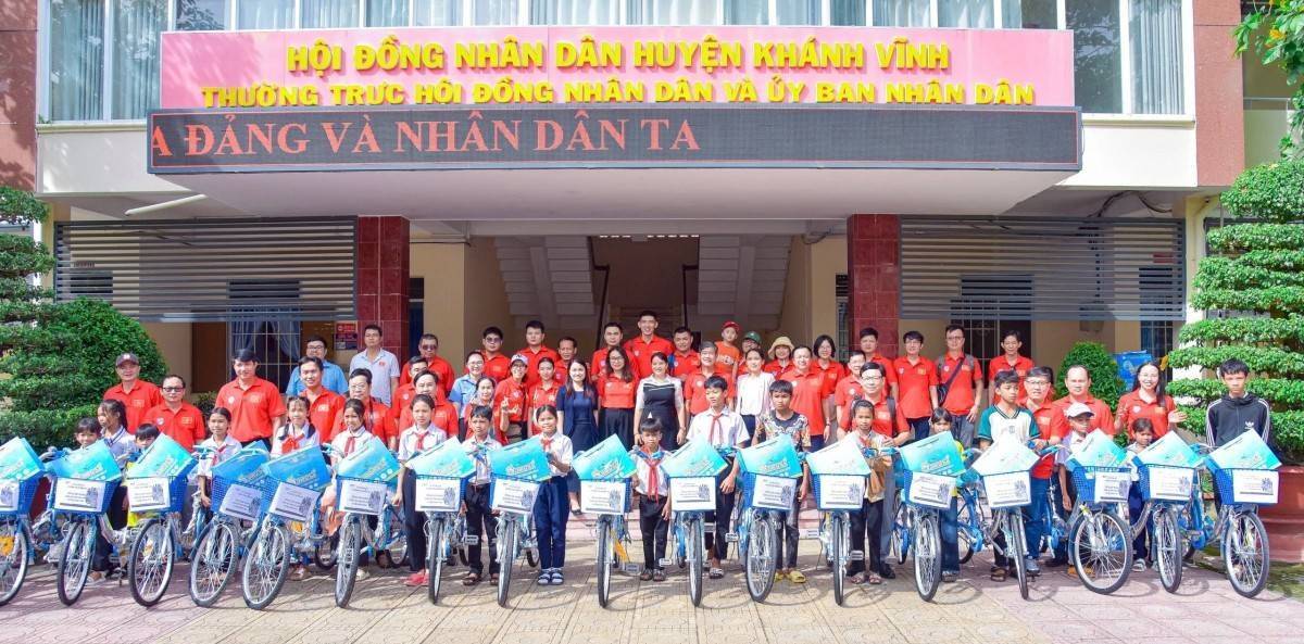 Chương trình "Tiếp sức đến trường" trao 20 xe đạp cho học sinh Huyện miền núi Khánh Vĩnh, Khánh Hòa