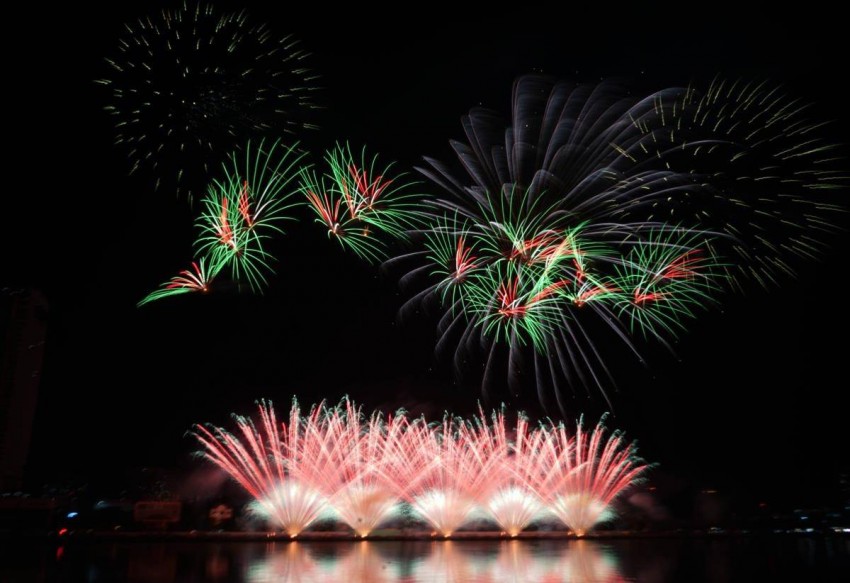 Bắt đầu đêm thứ 3 DIFF 2025, đội đến từ Canada đã thắp sáng sông Hàn bằng chùm “sao băng” rực rỡ