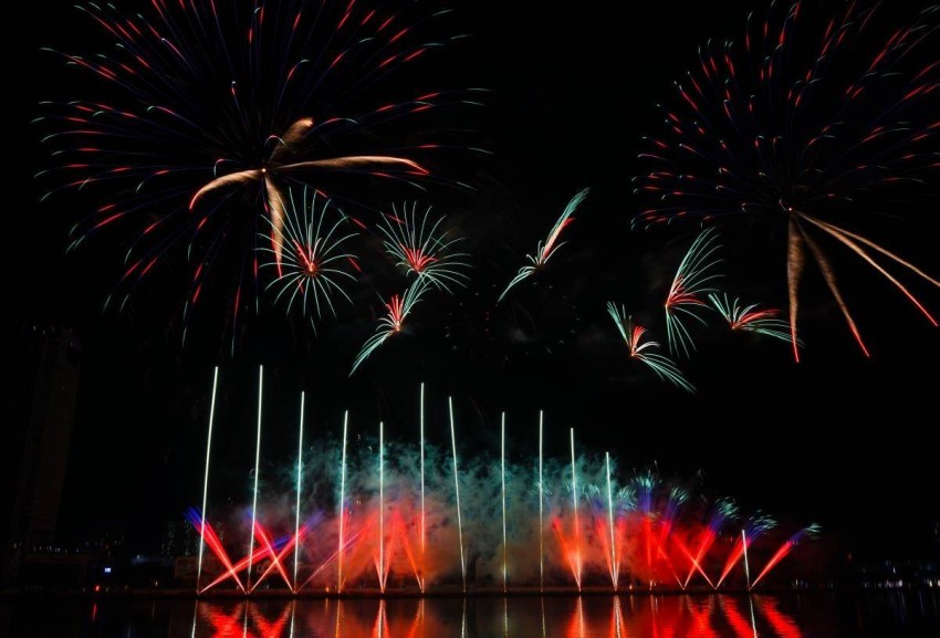 Ánh sáng pháo hoa đỏ cam rực rỡ phản chiếu xuống mặt nước sông Hàn, tạo nên bức tranh thần thoại sống động trong đêm thi thứ ba DIFF 2025.