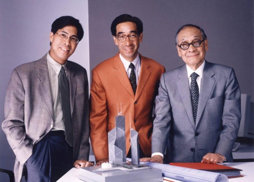 Ba thế hệ tinh hoa gần nhất của gia tộc họ Bối gồm: Kiến trúc sư lừng danh Bối Duật Minh (I.M. Pei - ngoài cùng bên phải) và hai con trai Bối Kiến Trung, Bối Lập Trung - cả ba đều là cựu sinh viên Đại học Harvard. Ảnh: Baidu Ba thế hệ tinh hoa gần nhất của gia tộc họ Bối gồm: Kiến trúc sư lừng danh Bối Duật Minh (I.M. Pei - ngoài cùng bên phải) và hai con trai Bối Kiến Trung, Bối Lập Trung - cả ba đều là cựu sinh viên Đại học Harvard. Ảnh: Baidu