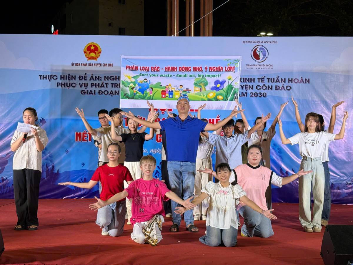 Hội thi Thời trang tái chế: Lan tỏa nét đẹp xanh, chống ô nhiễm trắng Hội thi Thời trang tái chế: Lan tỏa nét đẹp xanh, chống ô nhiễm trắng