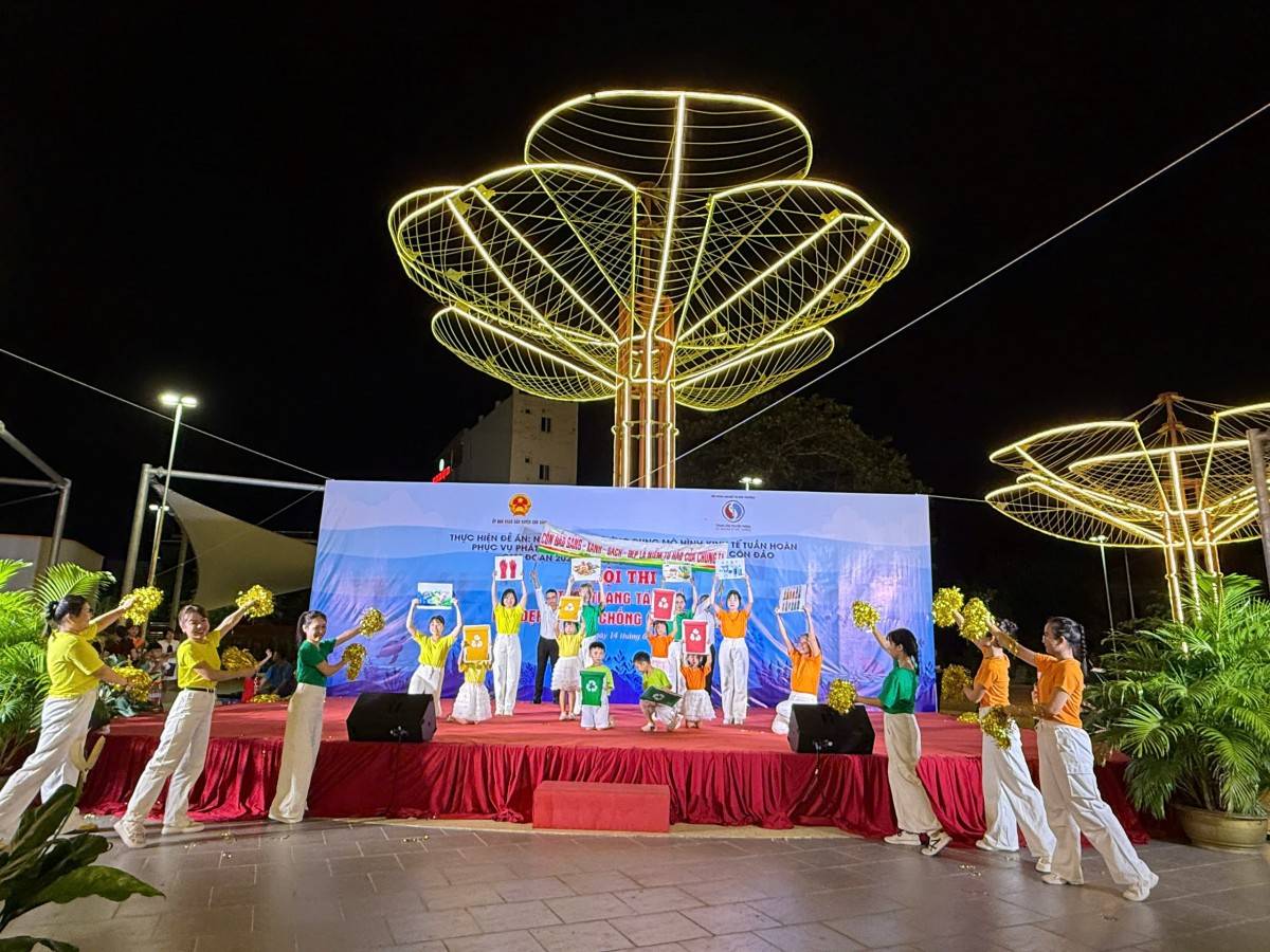 Hội thi Thời trang tái chế: Lan tỏa nét đẹp xanh, chống ô nhiễm trắng Hội thi Thời trang tái chế: Lan tỏa nét đẹp xanh, chống ô nhiễm trắng