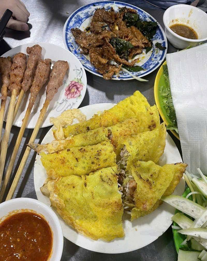 Ngoài bánh xèo, quán còn phục vụ nhiều món ăn kèm hấp dẫn như nem lụi, bò lá lốt