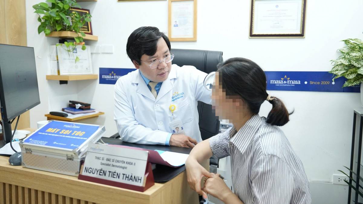 ThS.BSCKII Nguyễn Tiến Thành – Thành viên Hội Da liễu Việt Nam thăm khám cho một bệnh nhân. Ảnh: NVCC ThS.BSCKII Nguyễn Tiến Thành – Thành viên Hội Da liễu Việt Nam thăm khám cho một bệnh nhân. Ảnh: NVCC