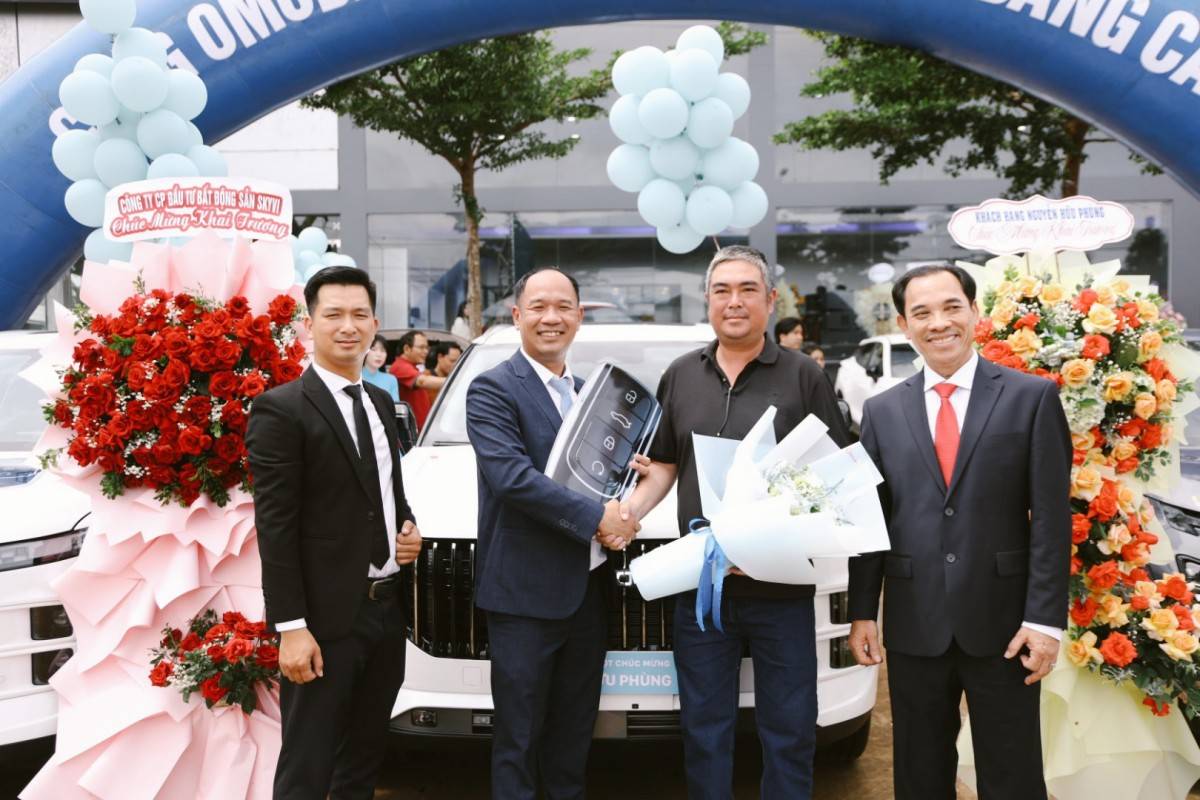 Khách hàng nhận xe ngay tại dịp khai trương nhà phân phối O&J Buôn Mê Thuột.