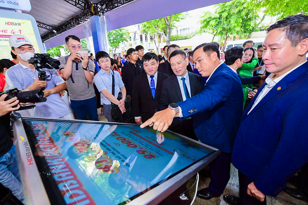 Phó Thủ tướng Chính phủ Hồ Đức Phớc cùng đoàn đại biểu cấp cao thăm không gian giới thiệu các giải pháp tài chính số của HDBank tại sự kiện