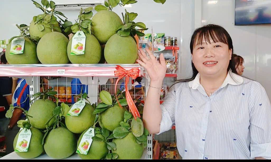 Bà Lê Hoàng Yến- Thành viên của HTX Bười da xanh Sông Xoài 