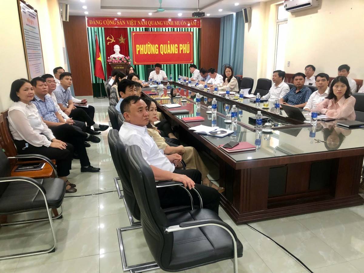 Cán bộ, công chức, viên chức dự hội nghị tại trụ sở UBND phường Quảng Hưng (cũ)