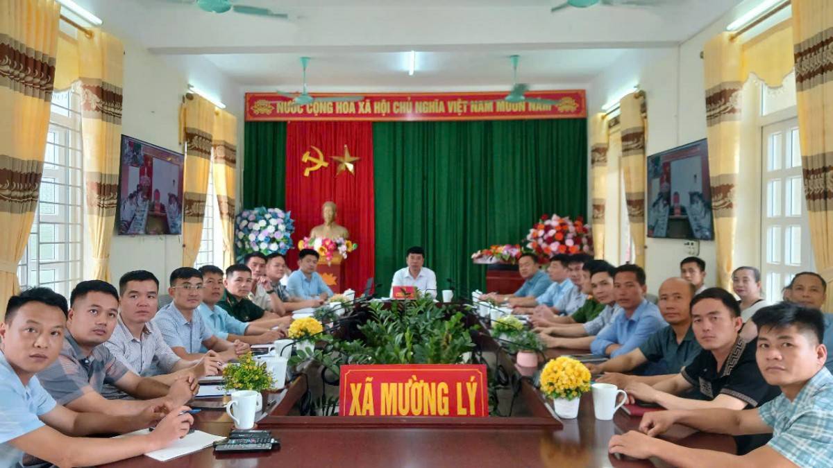 Cán bộ, công chức, viên chức tham gia hội nghị trực tuyến vận hành mẫu hoạt động của các cấp ủy Đảng, HĐND, UBND xã Mường Lý