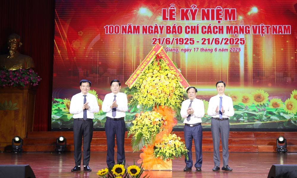 Đồng chí Nguyễn Văn Gấu tặng hoa chúc mừng những người làm báo Bắc Giang tại Lễ kỷ niệm 100 năm Ngày Báo chí Cách mạng Việt Nam