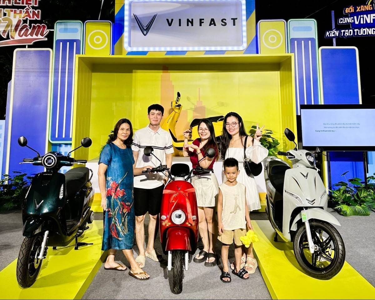 Mua VinFast Evo200, trúng thưởng thêm Motio, chủ xe dùng luôn 2 xe để “lan tỏa sống xanh”
