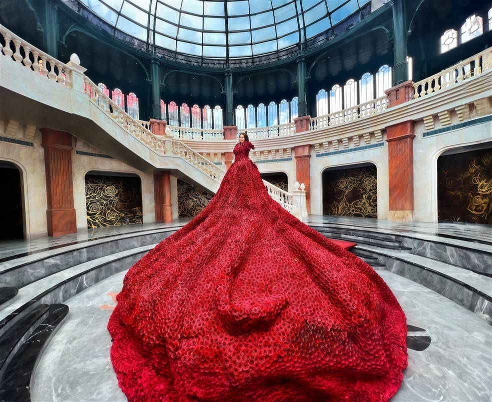 Du khách hóa thân thành công chúa với chiếc váy kết từ hàng ngàn đóa hồng tại Bà Nà