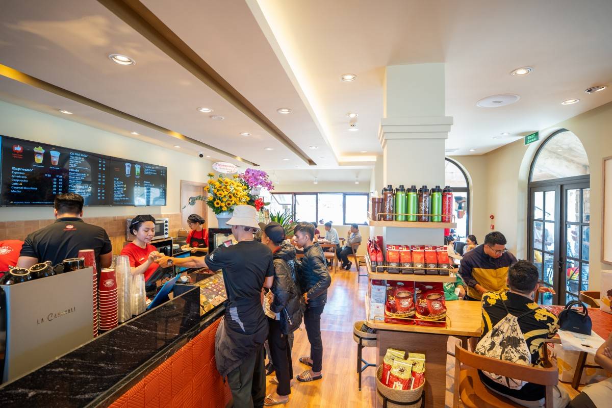 Cửa hàng Highlands Coffee trên đỉnh Bà Nà thu hút đông khách ngay những ngày đầu mở cửa