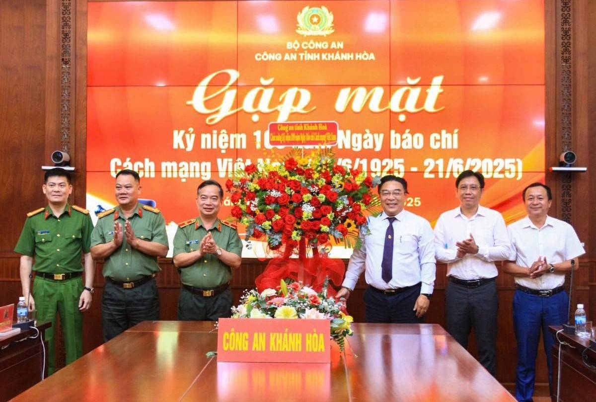 Công an Khánh Hòa gặp mặt chúc mừng nhân kỷ niệm 100 năm Ngày Báo chí cách mạng Việt Nam