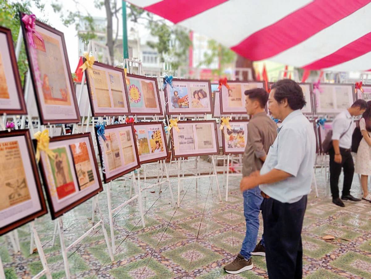 Trưng bày các tác phẩm báo chí tiêu biểu của tỉnh.