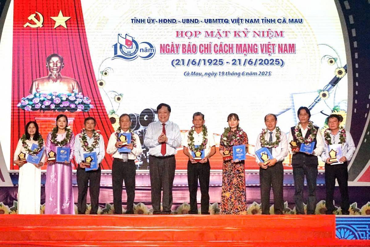 Trao tặng các tác phẩm đạt giải thưởng báo chí Nguyễn Mai lần thứ 4.