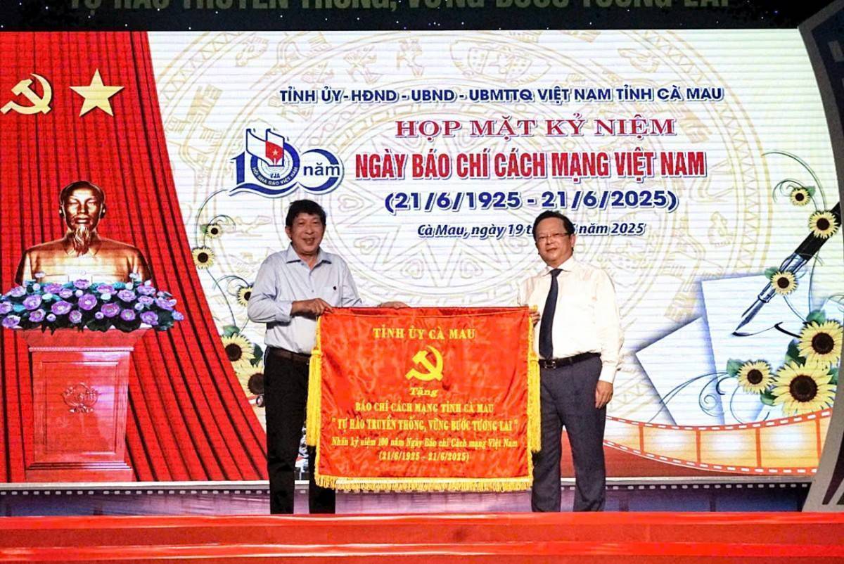 Phó Bí thư Thường trực Tỉnh ủy Cà Mau Nguyễn Đức Hiển trao tặng bức trướng đến Hội Nhà báo tỉnh Cà Mau