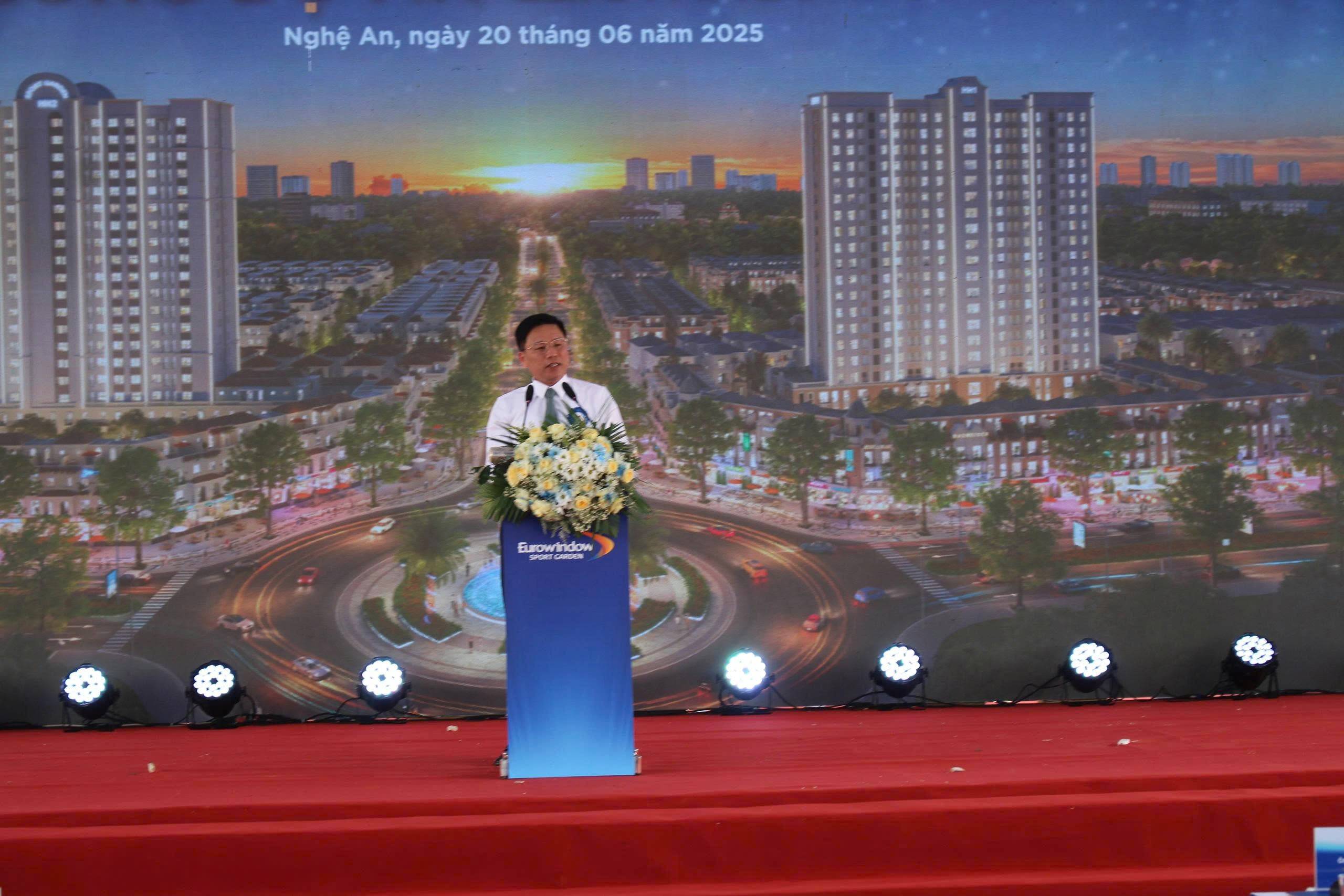 phát biểu tại Lễ khởi công Dự án Eurowindow sport Garden vừa diễn ra vào sáng nay (20/6) tại thành phố Vinh, ông Hoàng Phú Hiền – Phó Chủ tịch UBND tỉnh Nghệ An khẳng định: Hôm nay, tôi cùng với lãnh đạo các sở ngành, UBND thành phố Vinh rất vui mừng, phấ