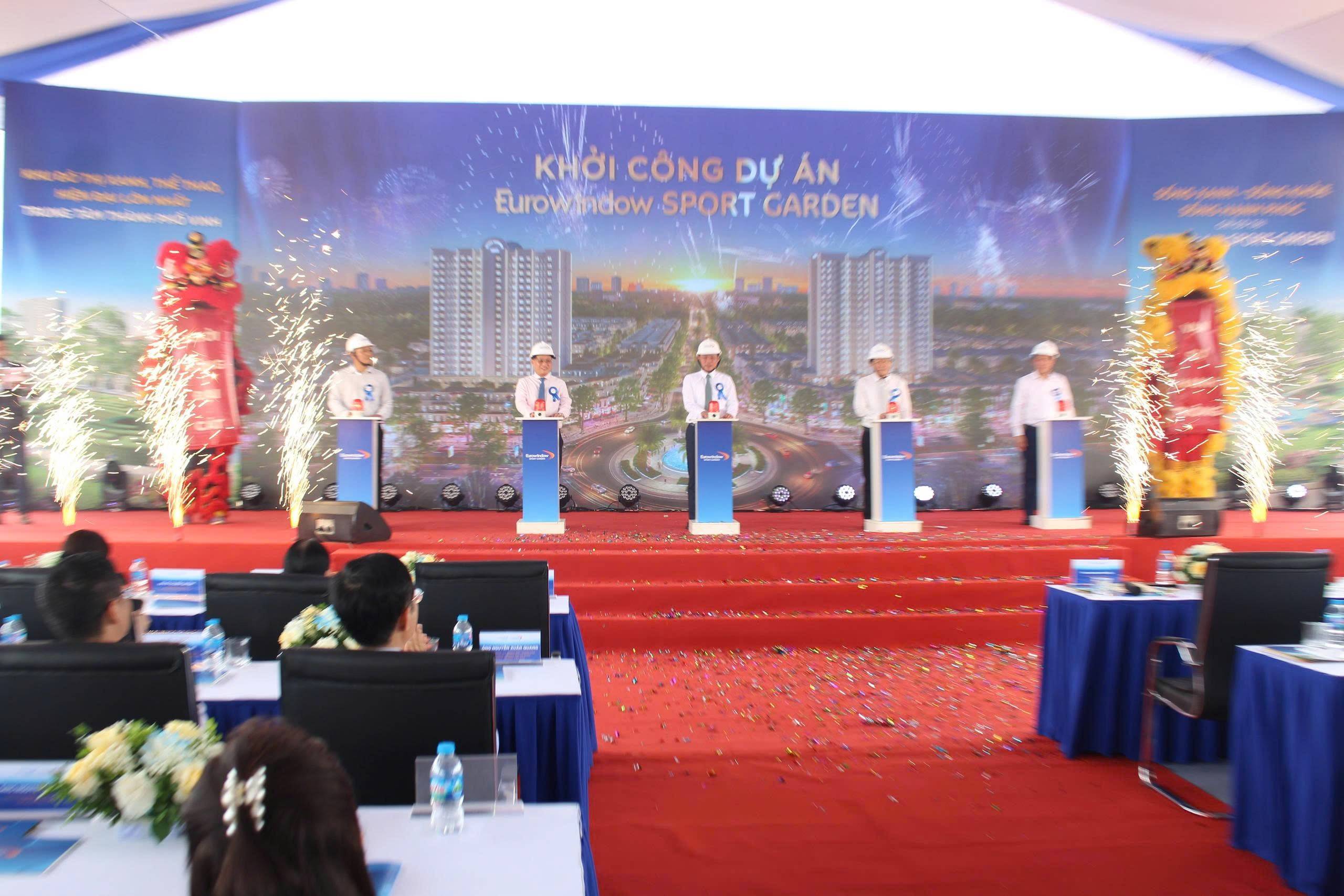 Phó Chủ tịch UBND tỉnh Nghệ An và đại diện Chủ đầu tư dự án cùng các đại biểu thực hiện nghi thức khởi côngDự án Eurowindow Sport Garden 