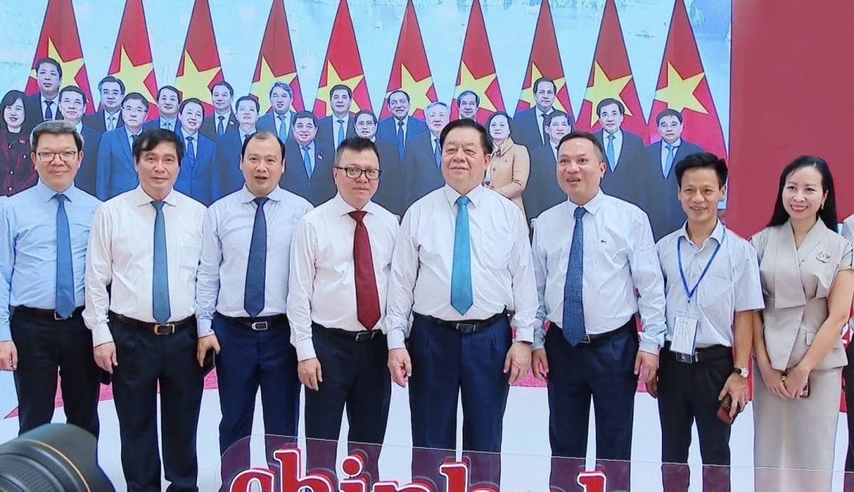 Đồng chí Nguyễn Trọng Nghĩa, Uỷ viên Bộ Chính trị, Bí thư Trung ương Đảng, Trưởng Ban Tuyên giáo và Dân vận Trung ương tham quan gian trưng bày của Cổng Thông tin điện tử Chính phủ (Báo Điện tử Chính phủ) tại Hội báo toàn quốc 2025 - Ảnh: VGP