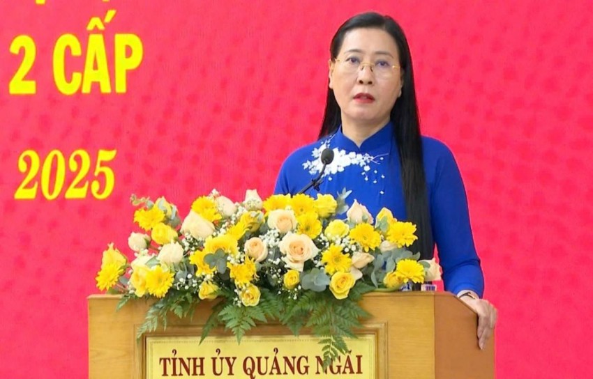 Bí thư Tỉnh ủy, Chủ tịch HĐND tỉnh Bùi Thị Quỳnh Vân phát biểu tại Hội nghị