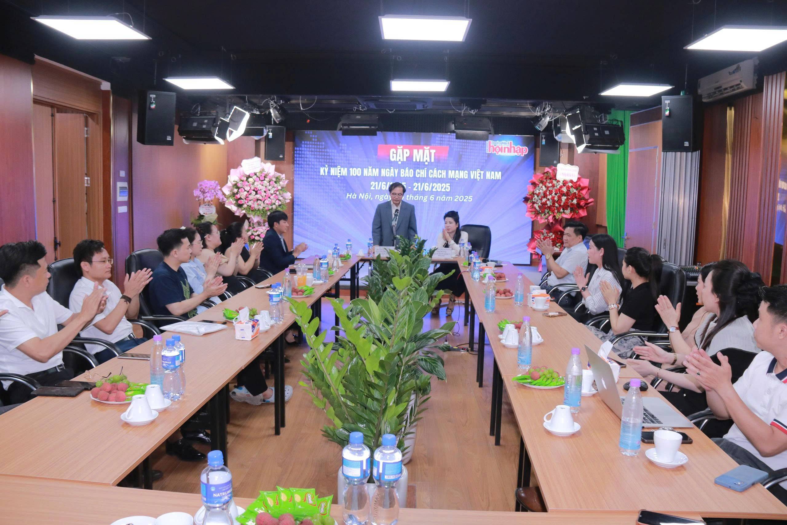 Lãnh đạo VINASME chúc mừng Tạp chí Doanh nghiệp và Hội nhập nhân kỷ niệm 100 năm Ngày Báo chí Cách mạng Việt Nam