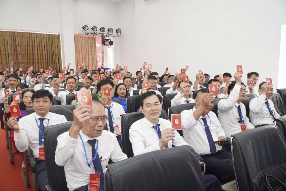 Các đại biểu biểu quyết thông qua dự thảo Nghị quyết Đại hội đại biểu Đảng bộ Công ty TNHH MTV Điện lực Hải Phòng nhiệm kỳ 2025-2030