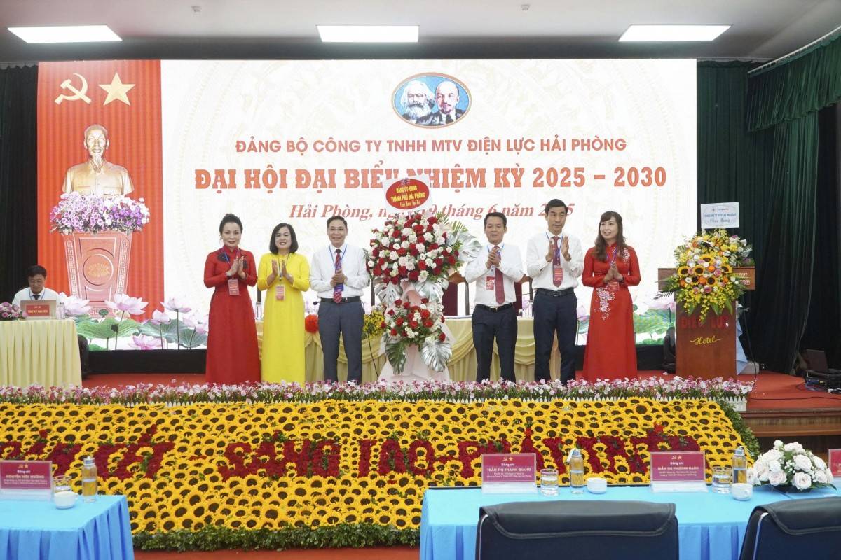 Đồng chí  Phạm Quang Sáng, Phó Bí thư Đảng ủy UBND Thành phố tặng hoa chúc mừng Đại hội