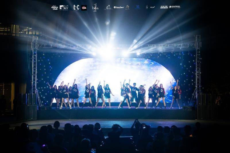 Sinh viên BUV ”cháy hết mình” với những màn trình diễn sôi động tại The Universe Showcase.